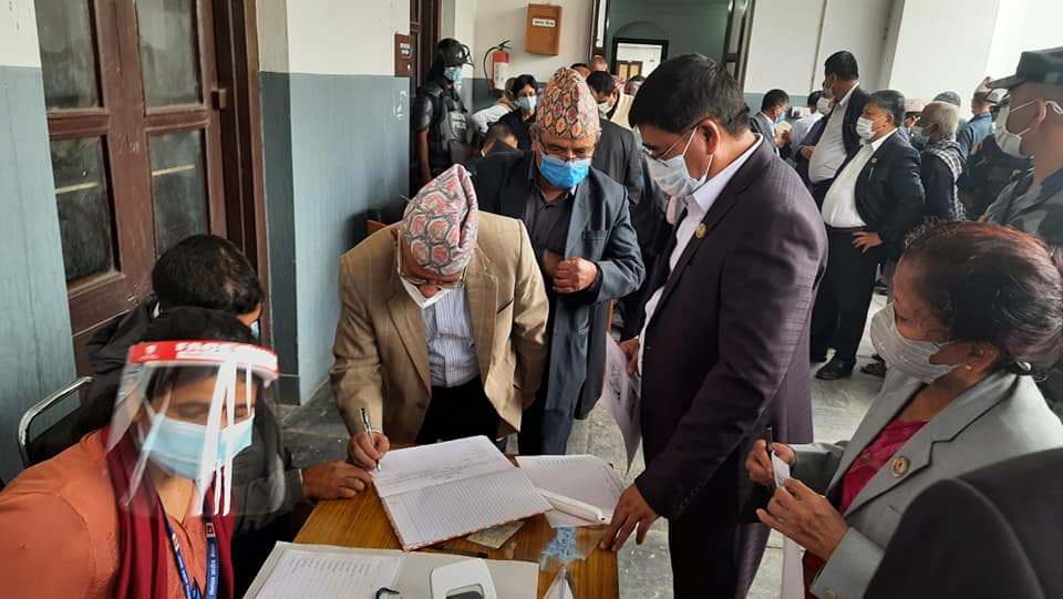 माधव नेपाल नेतृत्वको नेकपा (एकीकृत समाजवादी) लाई आयोगबाट दर्ताको प्रमाण पत्र 